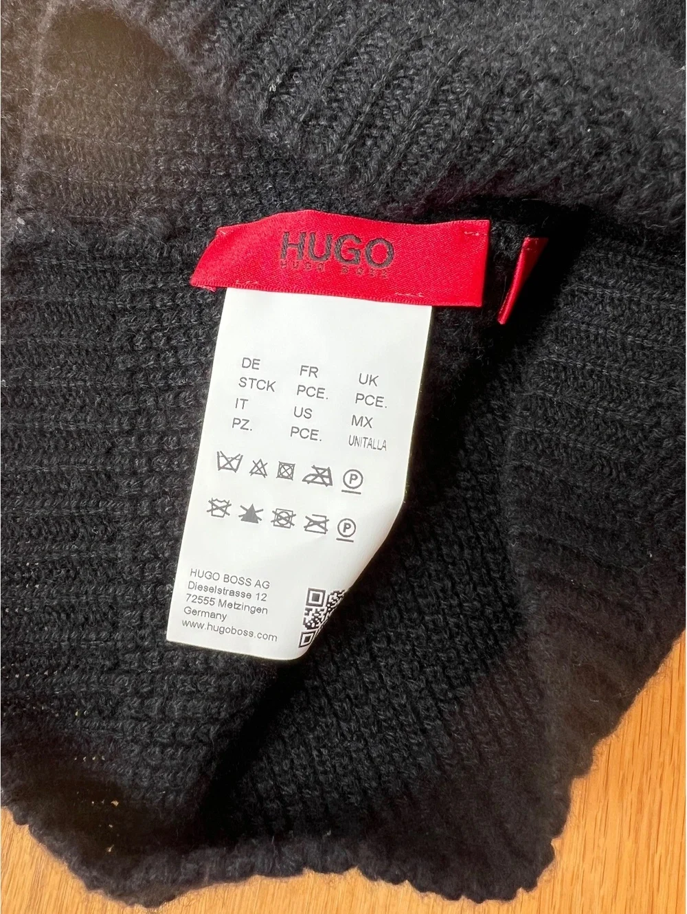 HUGO Hugo Boss 100% Cashmere Black Knit Beanie Hat Metal Logo Unisex